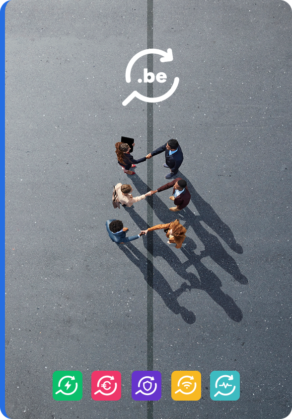 Vue aérienne de cinq personnes formant un cercle sur une route et se serrant la main, symbolisant la collaboration. Au-dessus d’eux figure un logo ‘.be’ avec des flèches circulaires. L’image illustre que Mijnvergelijker.be rassemble plusieurs marques de comparaison sur une seule plateforme.