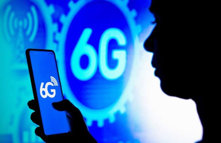 Vrouw maakt gebruikt van 6G netwerk in België.