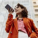 Vrouw spreekt een voicemail in op haar iPhone.