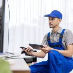 Telecomspecialist installeert kabelaansluiting bij woning