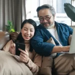 Koppel bekijkt de beste internetproviders volgens Testaankoop in hun zetel.