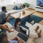 gezin met laptop, tv en smartphone