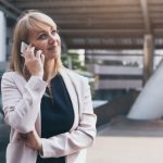 Vrouw belt met smartphone en ziet er opgelucht uit