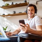 Man luistert naar muziek via app op smartphone