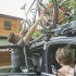 Vader plaats twee elektrische fietsen op de fietsendrager van de auto.