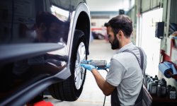 Garagist vervangt winterbanden.