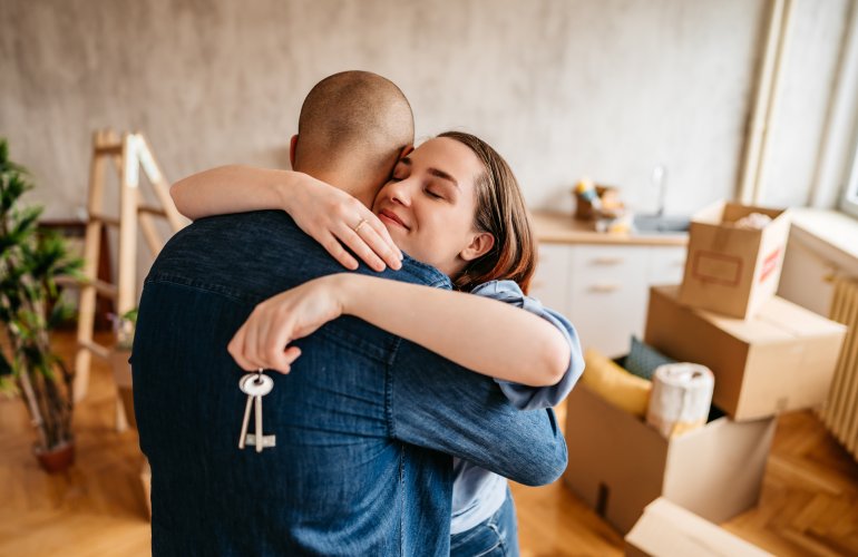 Man komt inwonen in het huis van zijn vriendin.