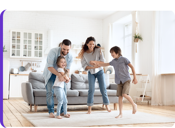 Gezin dat samen speelt in een lichte woonkamer, als illustratie van bescherming en zekerheid voor het gezin.